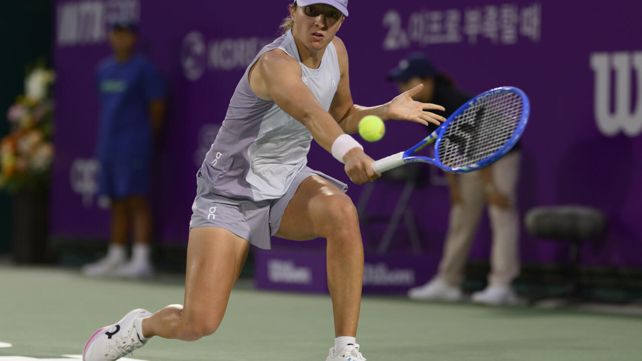 Swiatek shrugs off double duty to reach Korea Open