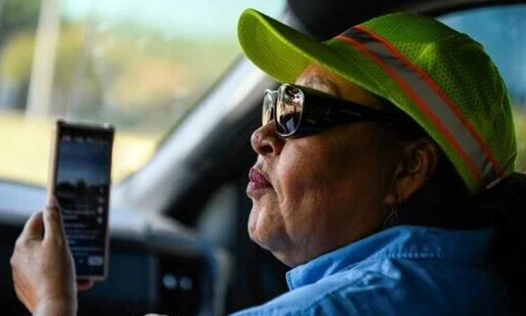 Beware of ICE on roads: how migrants in Texas help each other avoid raids