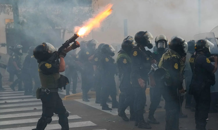 Peru anti-government protesters clash with police