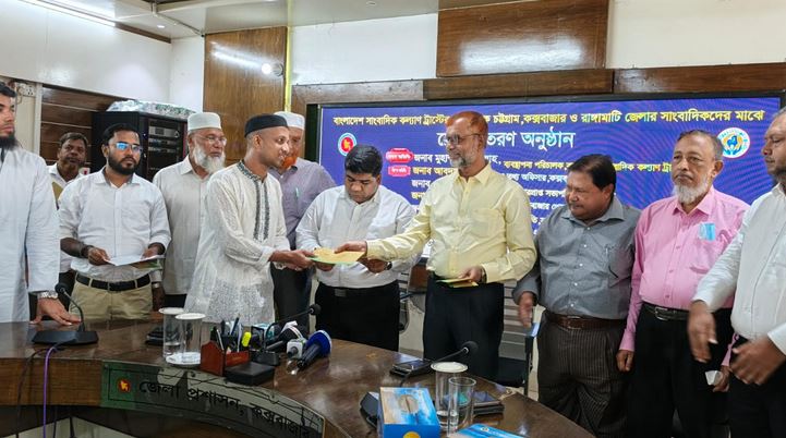 Journalists Welfare Trust distributes cheques to 24 journalists
