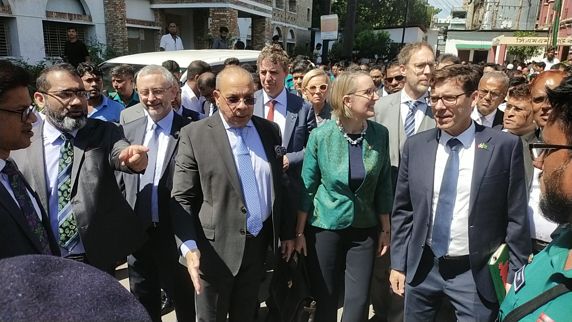 CJ visits Barishal court with UNDP delegation