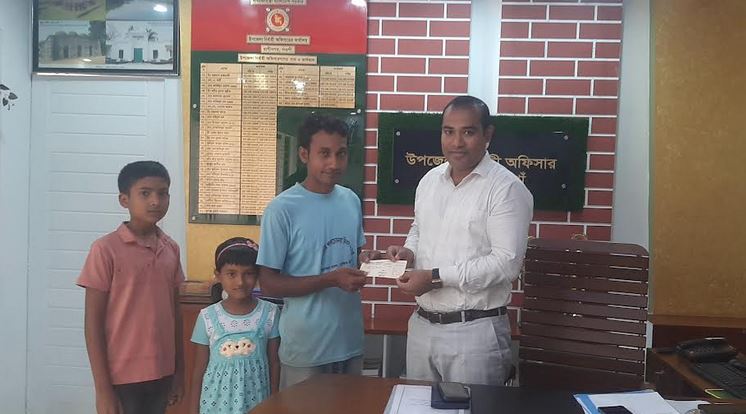 Two helpless children get financial assistance in Naogaon