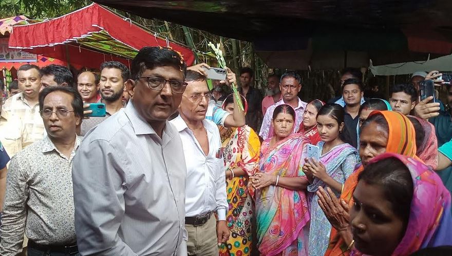 CA’s Spl Assist Abdul Hafiz visits puja mandaps in Mollahat