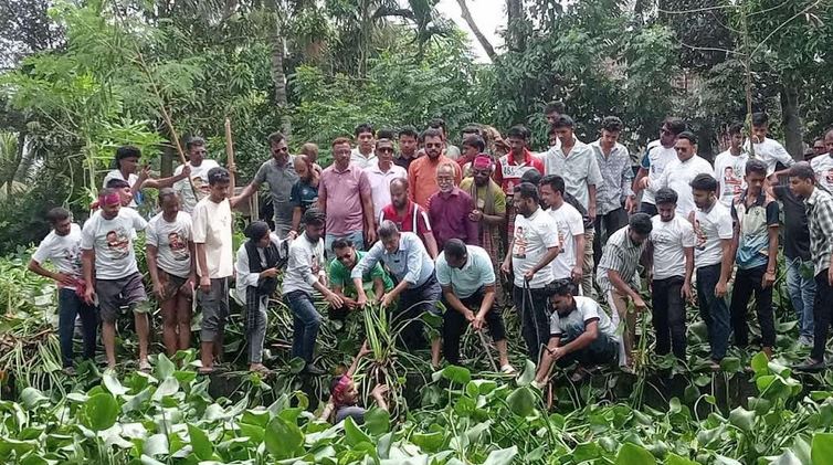 BNP begins water hyacinth removal programme in Khulna