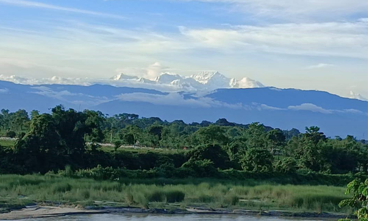 Dazzling Kanchenjunga peeps through skies in Panchagarh | Others
