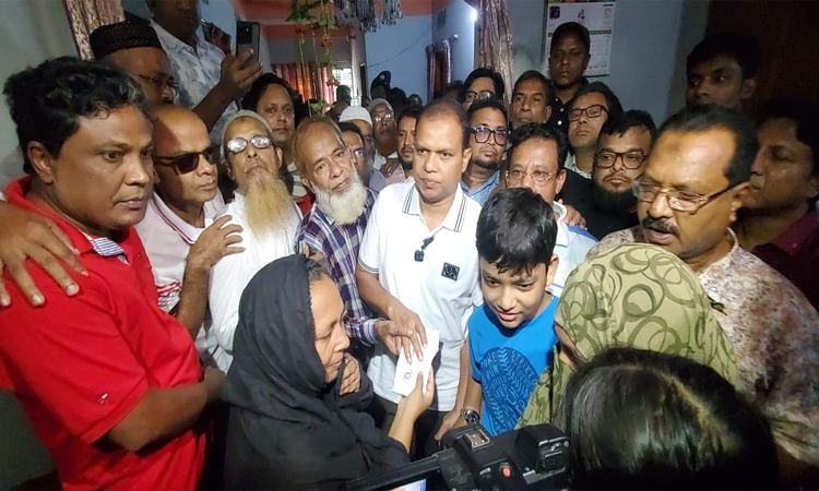 Tarique Rahman stands beside Rahul's family | Others