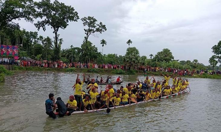 Traditional Sharadiya boat race held in Patuakhali | District