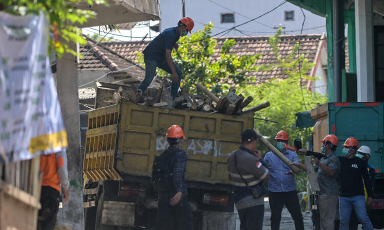 Rescuers say no more signs of life in rubble of collapsed Indonesian school | International