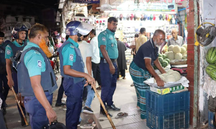 KMP evicts illegal shops on footpaths | District