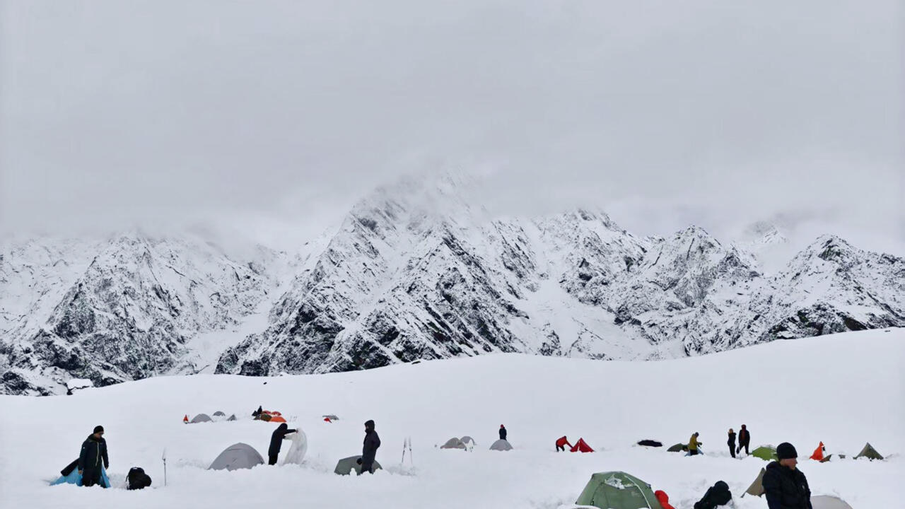 One hiker dead, hundreds rescued after heavy snowfall in China 