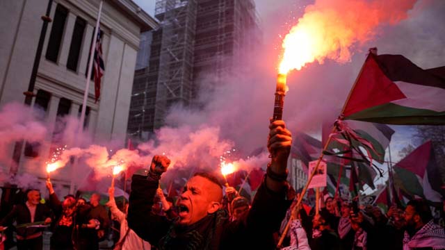 Police disperse pro-Palestinian activists outside Israel v Norway match