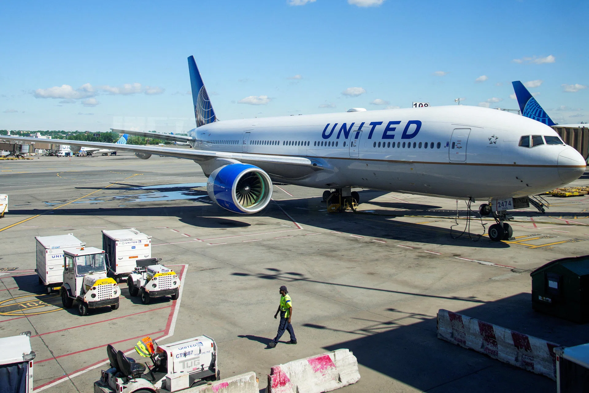 United sees demand 'strengthening' as profits edge lower