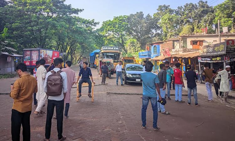 Kushtia DC assures prompt repair of Khulna-Kushtia highway