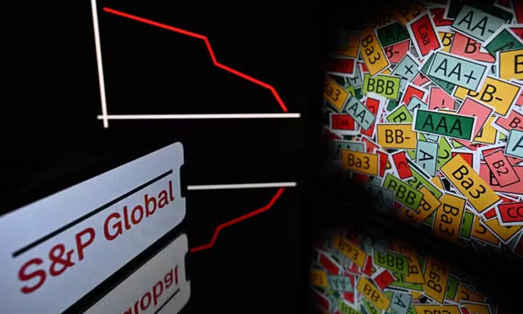 S&P cuts France credit rating to A+