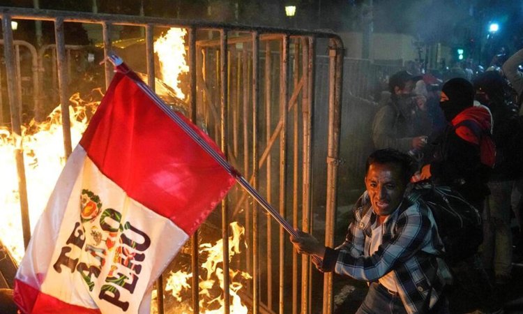 Peru suspends Lima police chief over violent protests