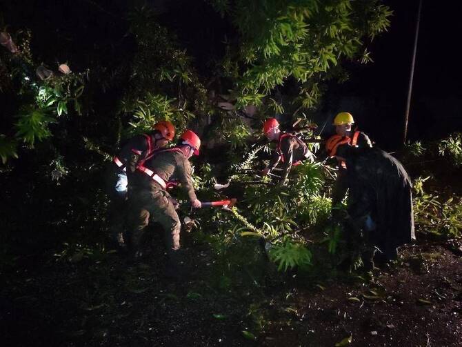 Tropical storm kills family of five as hits Philippines