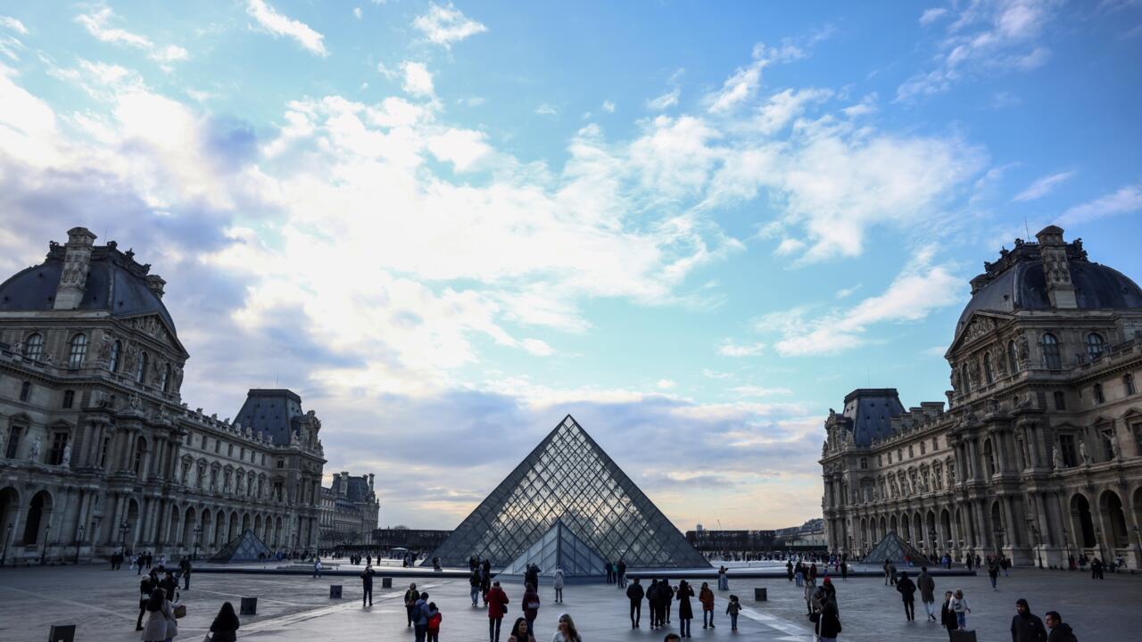 Chainsaw-wielding robbers flee Louvre with jewellery