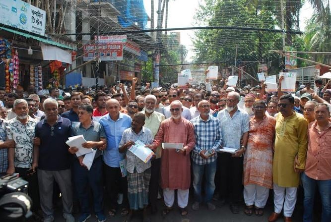 BNP stages massive showdown, distributes 31-point leaflets in Khulna