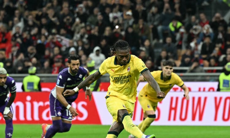 Leao double fires AC Milan past livid Fiorentina and top of Serie A