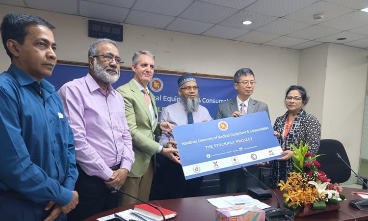 Red Crescent hands over 3.5 lakh medical supplies to DGHS 