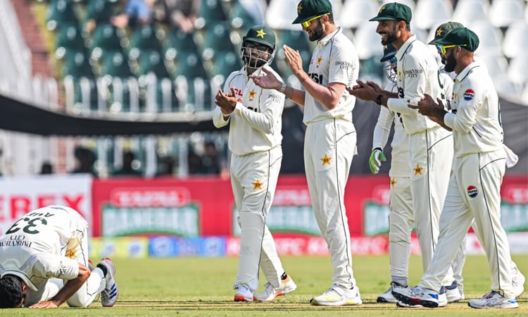 Pakistan debutant Asif takes five wickets as South Africa reach 285-8