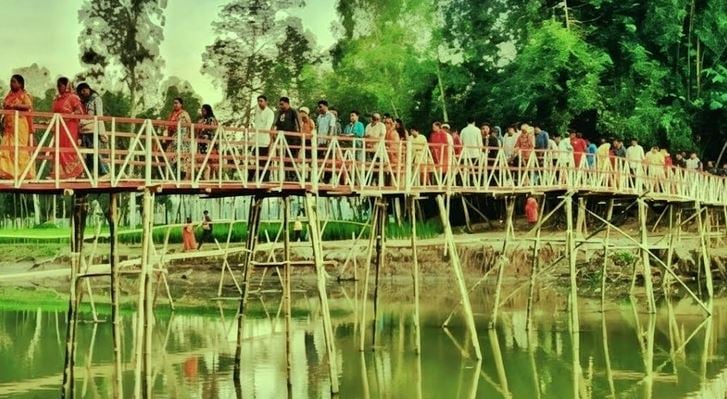 Bamboo bridge brings relief to thousands in Lalmonirhat’s Tapur village