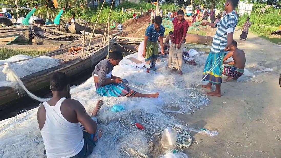 Fishermen in Laxmipur ready to resume fishing after 22-say ban