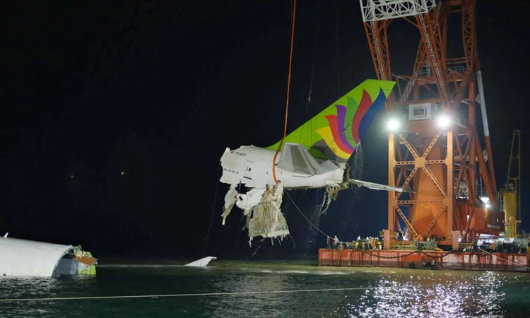 Hong Kong collects black boxes after deadly plane crash