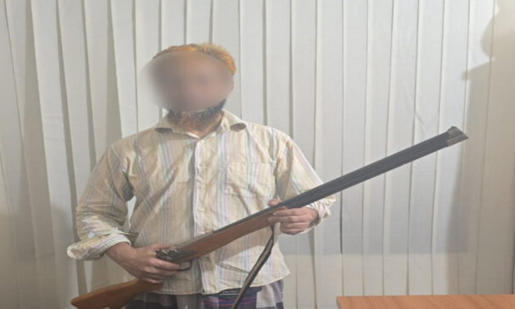 Man held for creating panic by showing dummy rifle in city 