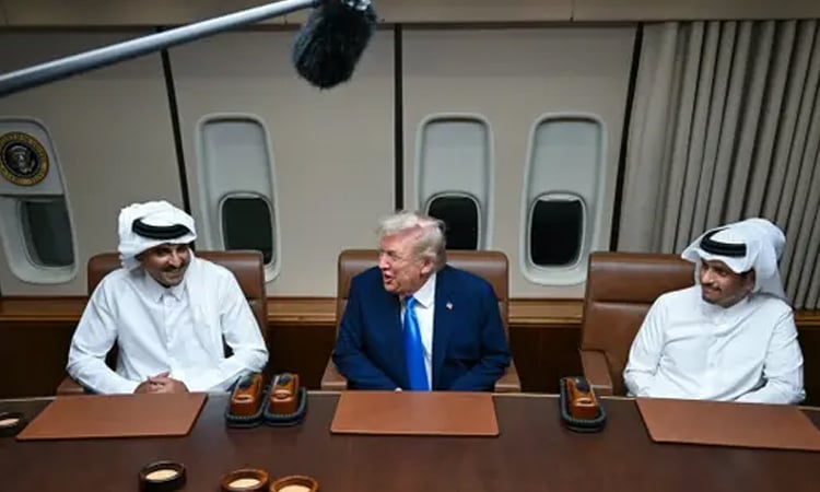 Trump meets Qatar leaders on way to Asia