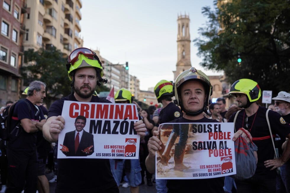 Thousands protest on 1st anniversay of Spain's deadly floods