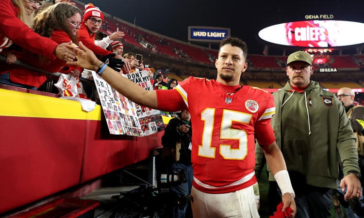 Mahomes powers NFL Chiefs over Commanders