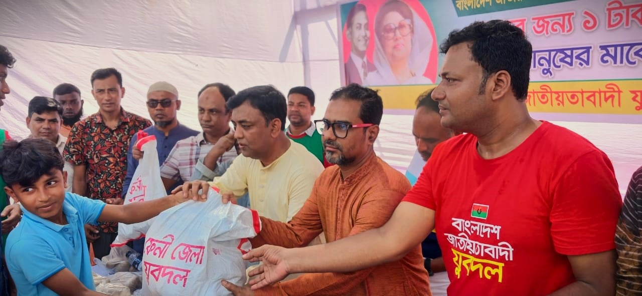 Jubo Dal provides daily necessities to 500 poor of Feni at Tk 1