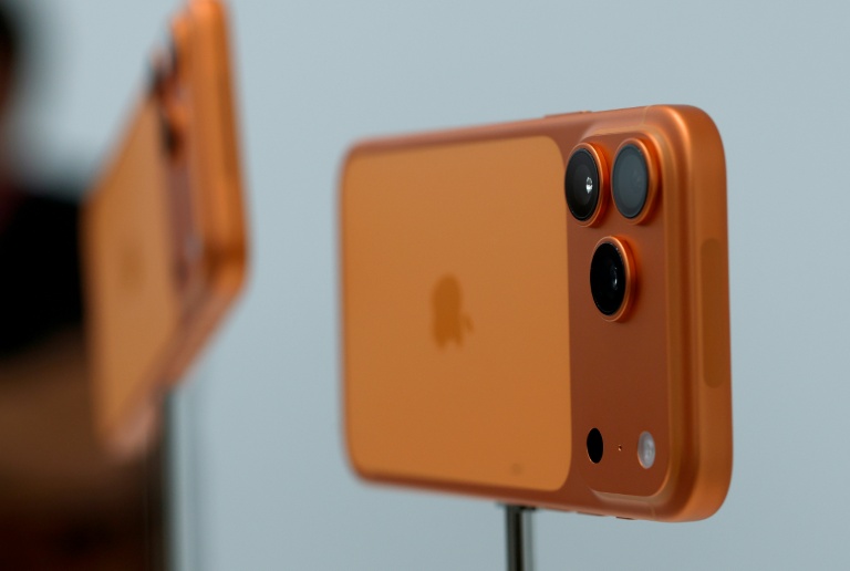 Asia markets diverge on heels of Apple, Amazon earnings