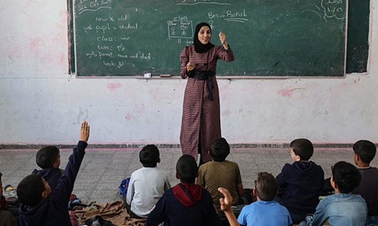 Gaza children gradually return to school after two years of war