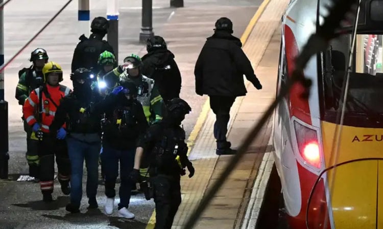 UK train stabbing wounds 10, two suspects arrested