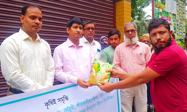 Govt distributes agri-incentives among farmers in Sirajganj