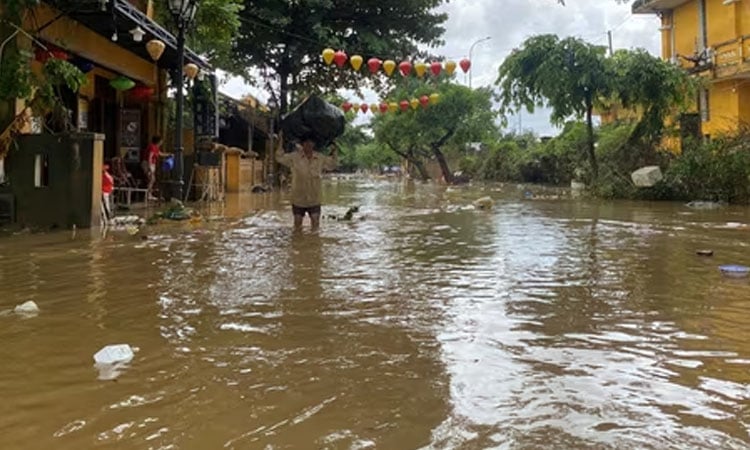 Vietnam flood death toll hits 40 as Typhoon Kalmaegi looms