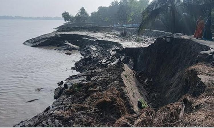 River erosion sparks panic in six Khulna villages