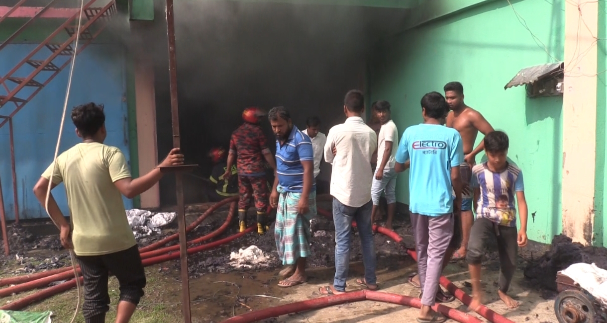 Fire breaks out at cotton mill in Lalmonirhat