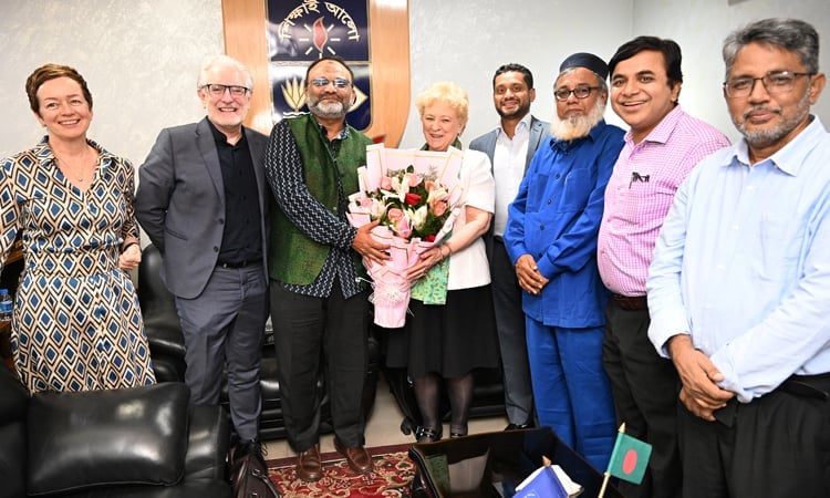 Irish Ambassador Kevin Kelly meets DU VC