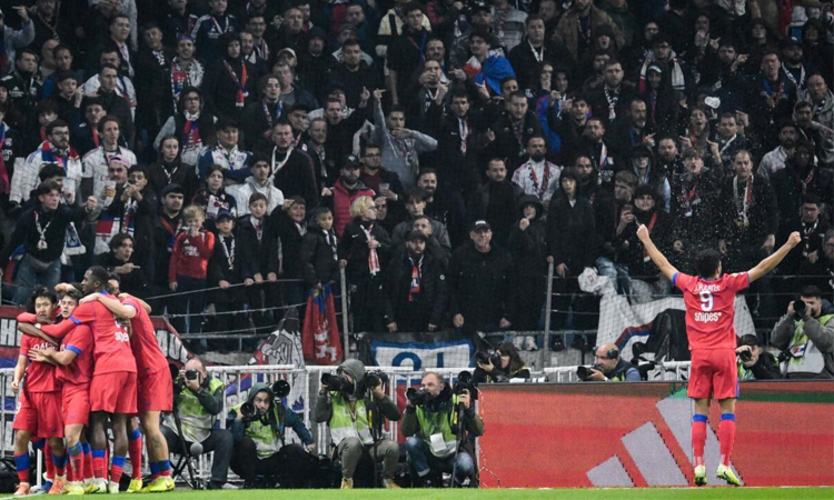 Neves late show sends PSG top of Ligue 1, Strasbourg down Lille