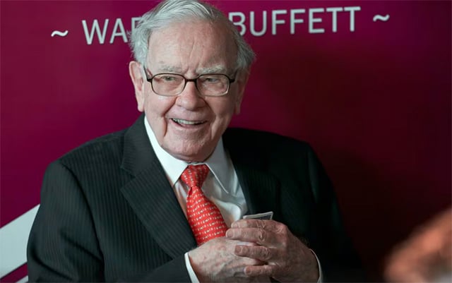 Exiting Buffett plans to hold on to Berkshire stock for now
