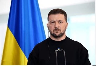 Zelensky visits troops near Ukraine southern front