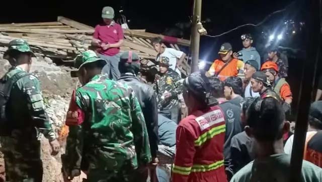 Indonesia landslide kills 2, leaves 21 missing
