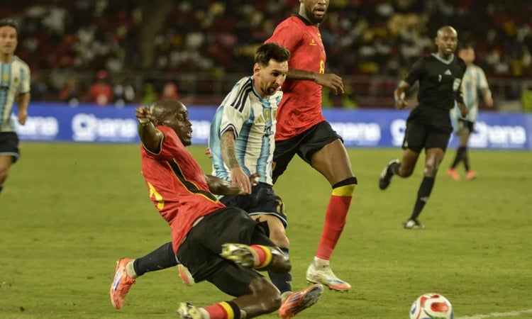 Messi scores as Argentina win in Angola