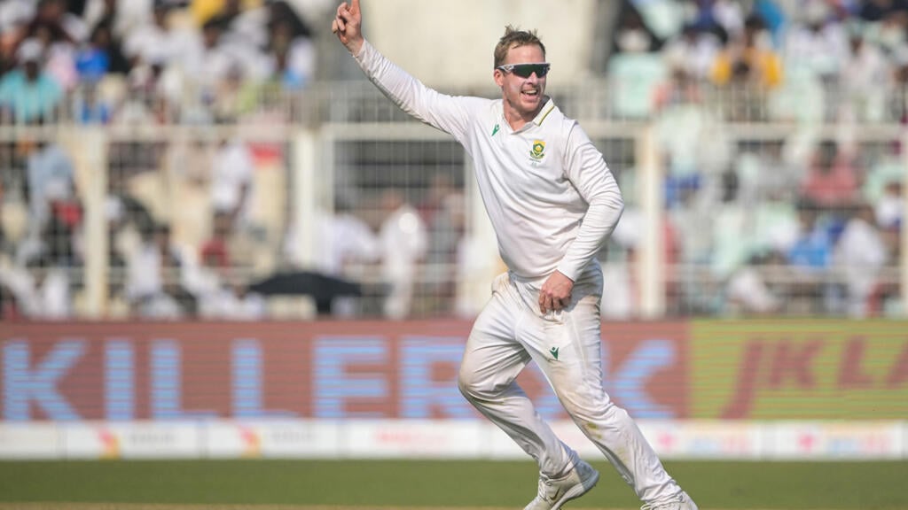 Harmer stars as South Africa stun India in low-scoring Test