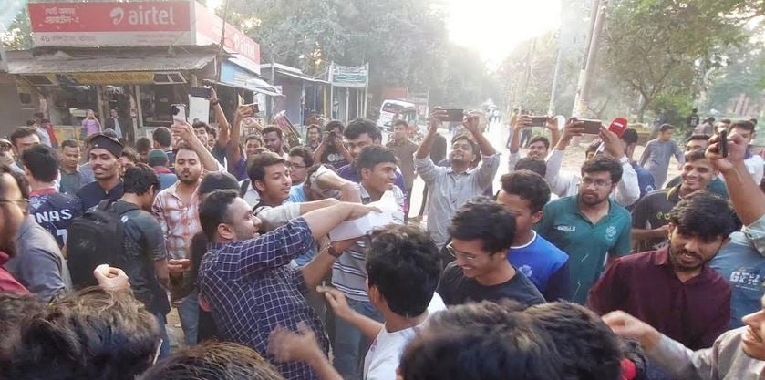 JU students hang Hasina’s effigy, distribute sweets after verdict