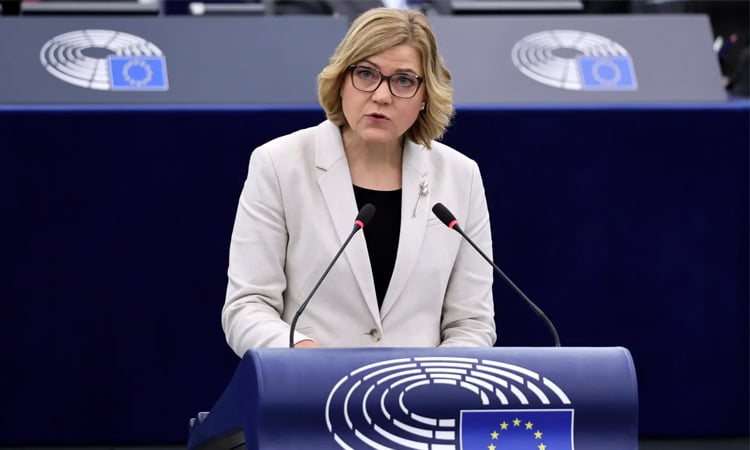 Under pressure, EU to scale back digital rules