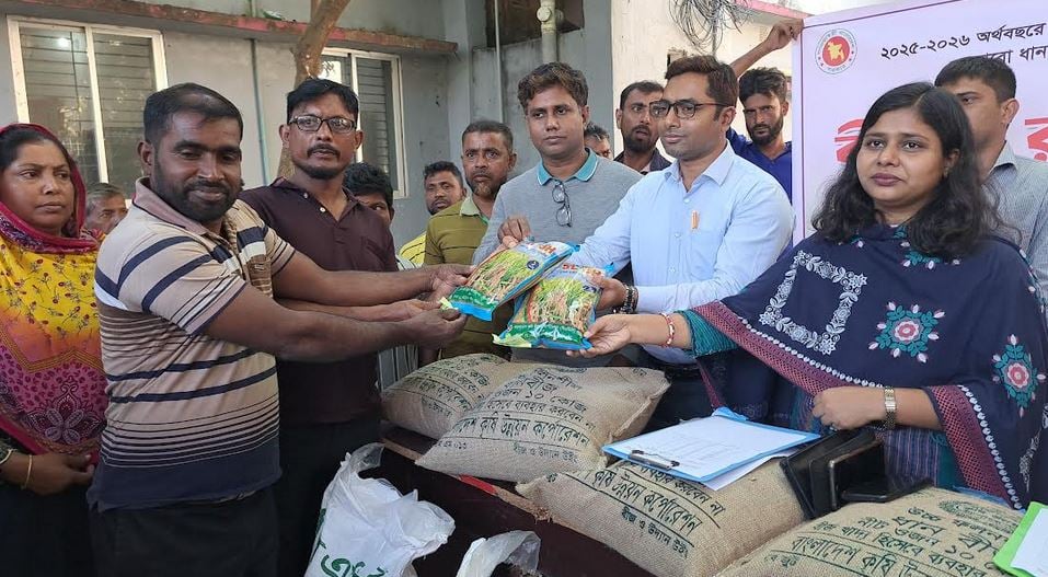 Seeds, fertilizer distributed among 4,100 farmers in Narail